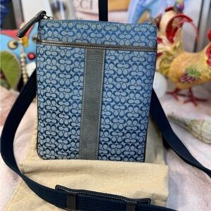 Coach Vtg. Signature Swingpack Crossbody Messenger Bag.